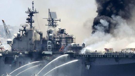 [사진] 미 강습상륙함에 큰불