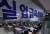 지난달 10일 서울 중구 서울고용복지플러스센터를 찾은 구직자들이 실업급여설명회 시작을 기다리며 자리에 앉아 있다. 연합뉴스