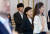 탁현민 청와대 의전비서관이 14일 청와대 에서 열린 행사에 참석하고 있다. 오른쪽은 김현미 국토교통부 장관. [청와대사진기자단]