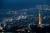 대구 앞산 전망대에서 바라본 대구 도심 야경. 서울 남산타워처럼 서 있는 타워가 이월드 83타워다. 장진영 기자
