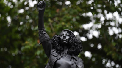 英 '문제적'작가 마크 퀸, 노예 무역상 동상 자리에 흑인여성 동상 