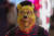 2019년 10월 홍콩에서 열린 보안법 반대 시위에서 한 시위자가 시진핑 중국 국가주석과 디즈니 캐릭터 '곰돌이 푸' 사진을 합성한 마스크를 착용하고 있다. 곰돌이 푸는 시 주석을 희화화할 때 주로 사용된다. [AP=연합뉴스]