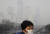 스모그가 낀 2015년 12월의 중국 베이징. 조기사망이 감소하려면 개선된 대기 질이 지속해야 한다고 지적한다. AP=연합뉴스