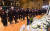 13일 오전 서울시청 다목적홀에서 박원순 전 서울시장의 영결식이 열리는 가운데 더불어민주당 의원들이 헌화하고 있다. 사진공동취재단