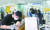 서울고용복지플러스센터에서 15일 열린 실업급여 설명회장에 들어가는 구직자들. [뉴스1]