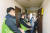  재단 직원들이 서울역 인근 쪽방촌에 간편식을 전달하는 모습. [사진 열매나눔재단]