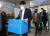 대전 중구 황운하 국회의원 당선인 사무실을 압수수색 마친 검찰 수사관들이 압수물품을 차량에 옮기고 있다. [뉴스1]