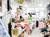  열매나눔재단 사업팀 홍혜진 과장(오른쪽)이 지난 9일 서울 강서구의 한부모 여성가장 가게를 방문해 상담하고 있다.[사진 열매나눔재단]