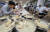 초복인 16일 오후 대전 중구청 구내식당에서 직원들이 거리를 두고 삼계탕을 먹고 있다. 뉴스1