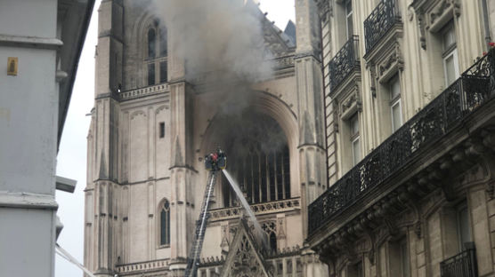 프랑스 사적 '낭트 대성당'에 큰 화재…"불길 잡혀"
