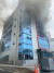18일 오전 11시 25분께 경기도 의왕시 고천동 플라스틱 성형용기 제조 공장에서 불이 나 연기가 치 솟고 있다. 연합뉴스