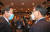 더불어민주당 이낙연(왼쪽) 의원과 김부겸 전 의원이 지난 15일 서울 신라호텔에서 열린 한국경영자총협회(경총) 창립 50주년 기념행사에서 대화하고 있다. [연합뉴스]