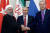 2017년 11월 22일 러시아 소치에서 열린 시리아 사태 중재 정상회의에서 손을 맞잡은 하산 로하니 이란 대통령, 블라디미르 푸틴 러시아 대통령, 레제프 타이이프 에르도안 터키 대통령(왼쪽부터). 연합뉴스