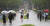 비가 내린 19일 오전 서울 연세대학교에서 학생들이 우산을 쓰고 길을 걷고 있다. 연합뉴스