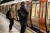 영국 런던의 지하철역에서 시민들이 마스크를 쓰고 지하철을 기다리고 있다. [AFP=연합뉴스]