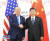 도널드 트럼프 미국 대통령과 시진핑 중국 국가주석이 서로 손을 맞잡은 모습처럼 미중 관계 또한 갈등을 극복하고 앞으로 나아갈지는 극히 미지수다. 미국의 중국 때리기 수위가 위험 수준을 넘어서고 있기 때문이다. [중국 신화망 캡처]