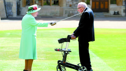 [사진] 94세 여왕, 100세 톰 무어에게 기사 작위