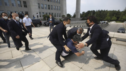 文 신발투척 정창옥씨 "사람이 아니라 뻔뻔한 좌파에 던진 것"