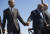 2015년 3월 7일 셀마에서 열린 ‘셀마-몽고메리 행진’ 50주년 기념식에서 존 루이스 의원이 버락 오바마, 조지 W 부시 전 대통령의 손을 잡고 있는 모습. [AFP=연합뉴스]