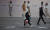 벨기에 앤트워프의 쇼핑 거리에서 한 시민이 마스크를 쓰고 걷고 있다. [AP=연합뉴스] 