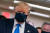 마스크 쓰기에 반대해 온 도널드 트럼프 미국 대통령은 지난 11일 워싱턴 인근 병원을 방문할 때 마스크 쓴 모습을 처음 공개했다. [AFP=연합뉴스]