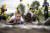 19일(현지시간) 헝가리 나이아레야자 모토크로스 트랙에서 펼쳐진 장애물 달리기 대회에서 참가자들이 철조망을 통과하고 있다. [EPA=연합뉴스]