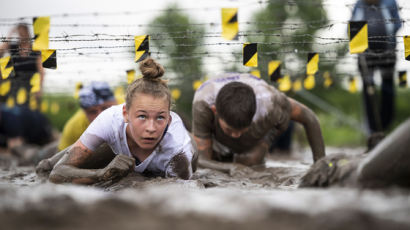 [서소문사진관] 헝가리 '잔혹한 달리기(Brutal Run)', 참가자들은 유격코스 같은 장애물 극복하며 희열