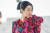 한쪽 어깨에만 볼륨 포인트를 준 강렬한 꽃무늬 원피스. 폴란드 디자이너 마그다 부트림의 의상이다. 사진 tvN 