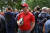 한 남성이 런던 하이드파크에서 열린 마스크 반대 시위에서 코로나 맥주를 들고 있다. [AFP=연합뉴스] 
