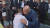 지난 2018년 3월 앨라배마주 셀마의 한 교회에서 존 루이스 민주당 하원의원이 자신을 찾아온 당시 10살 소년 타이브리 파우와 포옹하고 있다. [CNN 캡처]