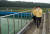 원희룡 제주지사(오른쪽)가 지난 20일 오후 어생생 저수지 정수장을 점검하고 있다. [사진 제주도]