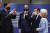 제일 왼쪽이 당초 7500억 유로 기금에 반발했던 네덜란드의 마르크 뤼터 총리다. 그 옆으로 순서대로 샤를 미셸 EU 정상회의 상임의장, 마크롱 대통령, 우르줄라 폰데어라이엔 EU 집행위원장이 보인다. AP=연합뉴스