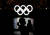 지난 3월 일본 도쿄 오다비아 공원에 설치된 올림픽 오륜기 조형물 앞에서 한 여성이 사진을 찍고 있다. [ 로이터=연합뉴스] 