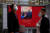 중국에서 코로나19가 통제되기 시작하던 지난 3월 23일 상하이 도심을 마스크를 쓴 시민들이 지나고 있다. 시민들 뒤로 보이는 전광판에 시진핑 중국 국가주석의 사진과 어록이 강조되고 있다. [로이터=연합뉴스]