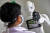 인도의 한 병원에서 로봇이 사람의 체온을 측정하고 있다. [AFP=연합뉴스]