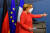 메르켈 독일 총리가 EU 정상회의 마지막 날인 21일(현지시간) 회의장을 나서고 있다. AFP=연합뉴스