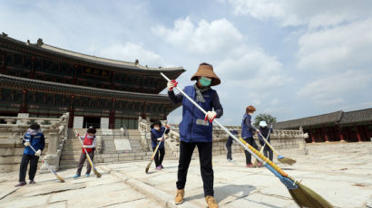 "궁궐로 산책 가세요"... 오늘 다시 문여는 고궁·박물관·도서관