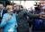 독일 베를린 난민보호소를 방문한 앙겔라 메르켈 총리와 ‘셀카’를 찍은 시리아 난민 모다나미. [트위터 캡처] 