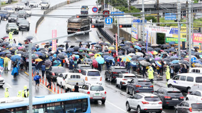 "집 붕괴 직전, 100만원 주냐" 8차선 도로 막은 포항시민 분노