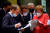 지난 20일 페드로 산체스 스페인 총리(앞줄 맨 왼쪽), 에마뉘엘 마크롱 프랑스 대통령(가운데 프랑스 국기가 그려진 마스크 착용)과 함께 자료를 검토중인 메르켈 총리(맨 오른쪽)[AFP=연합뉴스]