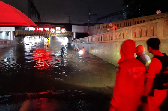 폭우 3시간만에 부산이 잠겼다…사망자 발생 등 역대급 피해