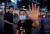 중국 사복 경찰이 쓰촨성 청두의 미국 영사관 앞에서 취재진에게 다가와 카메라를 제지하는 손짓을 하고 있다고 로이터통신이 전했다.[로이터=연합뉴스]