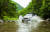 렉스턴 스포츠 칸이l 계곡 물 위를 달리고 있다. 사진 쌍용자동차
