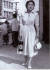 1962년 샘표 간장 모델로 활동한 배우 주증녀씨가 샘표 간장을 들고 있다. 사진 샘표