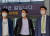 24일 강남경찰서 입구 앞에 선 김희철(가운데)과 방송 관계자(왼쪽), 변호사. 편광현 기자