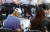 2일 울산 동구청 앞 광장에서 '코로나19 극복을 위한 희망일자리 채용박람회'가 개최된 가운데 구직자들이 이력서를 작성하고 있다. [뉴스1]