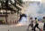 중국의 청두주재 미국 총영사관 폐쇄 소식에 이를 환영하는 폭죽을 터뜨렸던 중국인이 지난 24일 현장에서 붙잡혀 경찰에 연행되고 있다. [중국 텅쉰망 캡처]