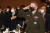 로버트 에이브럼스 주한미군 사령관이 지난 1일 서울 용산구 국방컨벤션에서 열린 제6회 한미동맹포럼에서 참석자들과 국기에 대한 경례를 하고 있다. 왼쪽에는 정경두 국방부 장관. [뉴스1]