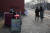 지난 2월 13일 마스크를 쓴 중국 베이징 적십자센터 직원들이 이동식 헌혈대를 세우고 헌혈자를 기다리고 있다. 코로나19 사태로 중국에서 헌혈이 급격히 줄면서 매혈이 성행하고 있다. [AFP=연합뉴스]