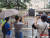중국 정부에 의해 폐쇄 통보를 받은 청두주재 미국 총영사관 앞에 많은 중국인이 몰려와 기념 사진을 찍고 있다. [중국 환구망 캡처]
